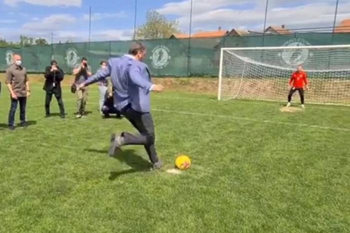 Vučić rutinski realizovao penal i pokazao fudbalsko znanje