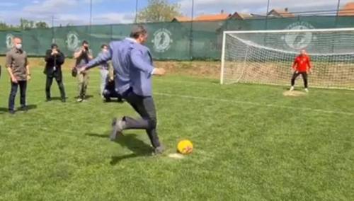 Vučić rutinski realizovao penal i pokazao fudbalsko znanje