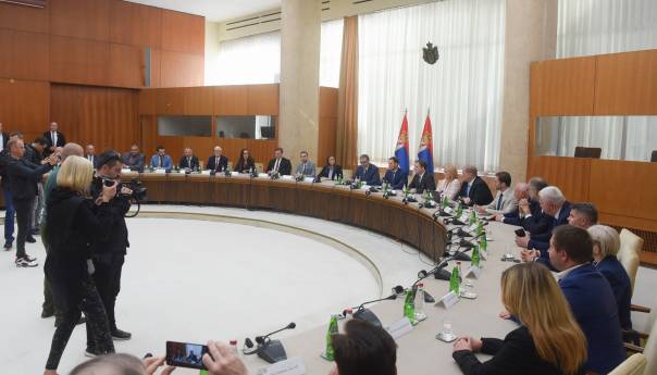 Vučić s predstavnicima Srba iz regiona: Vitalni interes briga o svom narodu