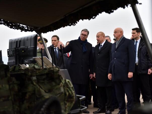 Vučić sa Alijevim u Nišu na prikazu naoružanja vojske Srbije