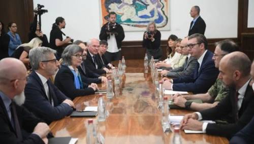 Vučić sa ambasadorima Kvinte: Hitno povlačenje lažnih gradonačelnika uslov za mir