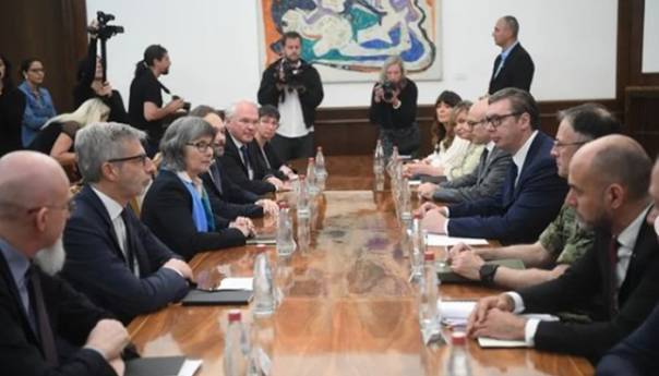 Vučić sa ambasadorima Kvinte: Hitno povlačenje lažnih gradonačelnika uslov za mir