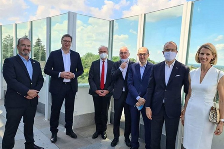 Vučić sa ambasadorima Kvinte: Podrška obnovi dijaloga, zabrinutost zbog korone