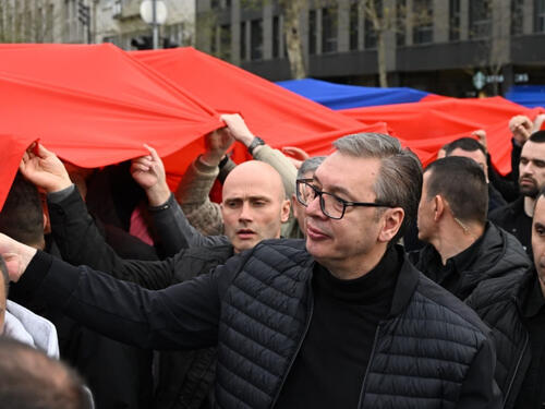 Vučić se pojavio na skupu i pohvalio se najvećom zastavom Srbije u historiji