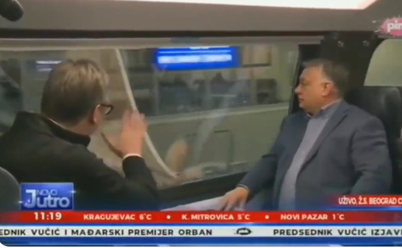 Hit na internetu: Kome Vučić maše iz voza?