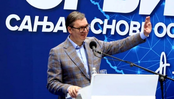 Vučić: Službe kažu da su protesti pokušaj obojenih revolucija