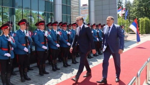 Vučić svečano dočekan u Banjoj Luci, počeo sastanak u Vladi RS-a