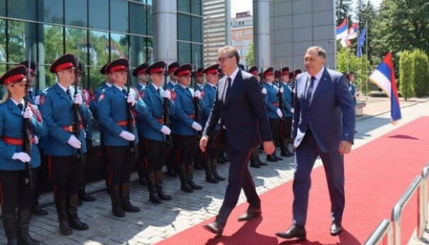 Vučić svečano dočekan u Banjoj Luci, počeo sastanak u Vladi RS-a