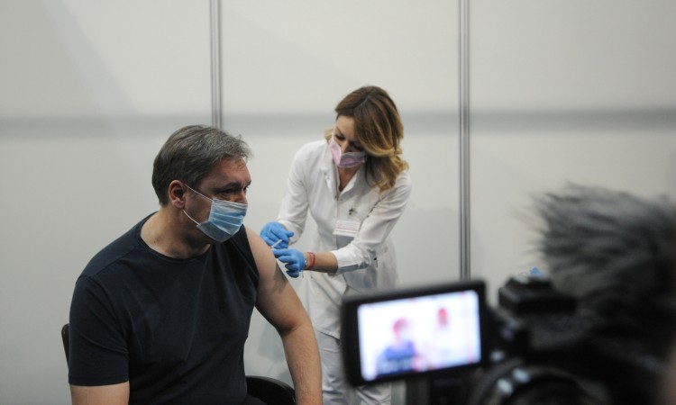 Vučić u živom tv prijenosu primio treću dozu vakcine