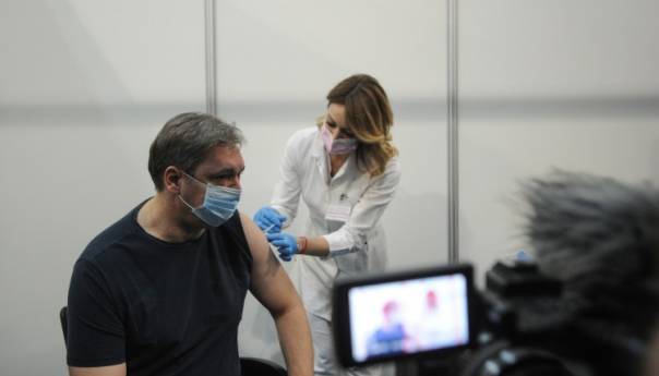 Vučić u živom tv prijenosu primio treću dozu vakcine
