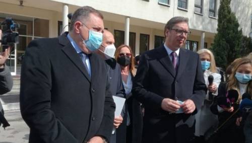 Vučić uručio Dodiku vakcine za RS