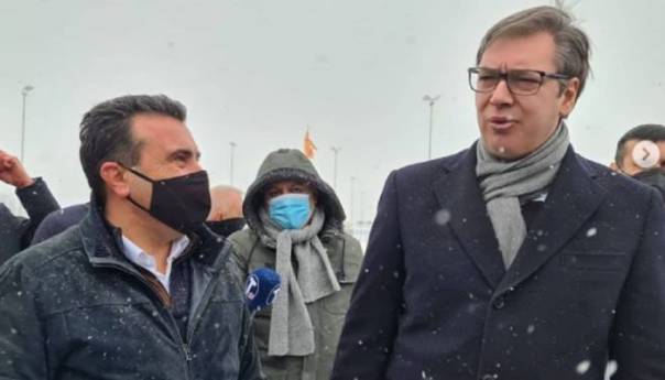 Vučić uručio Zaevu prvi kontingent vakcina protiv korone