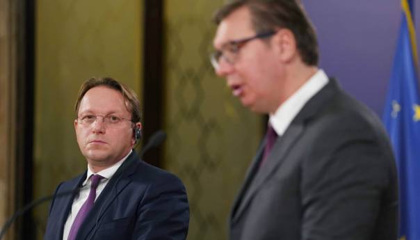 Vučić: Varhelyi me kritikovao