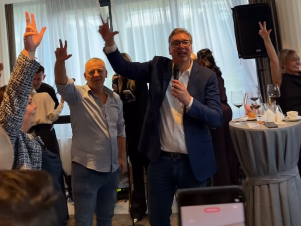 Vučić večeras podnosi ostavku, "oprostio se" uz poneku suzu i tri prsta