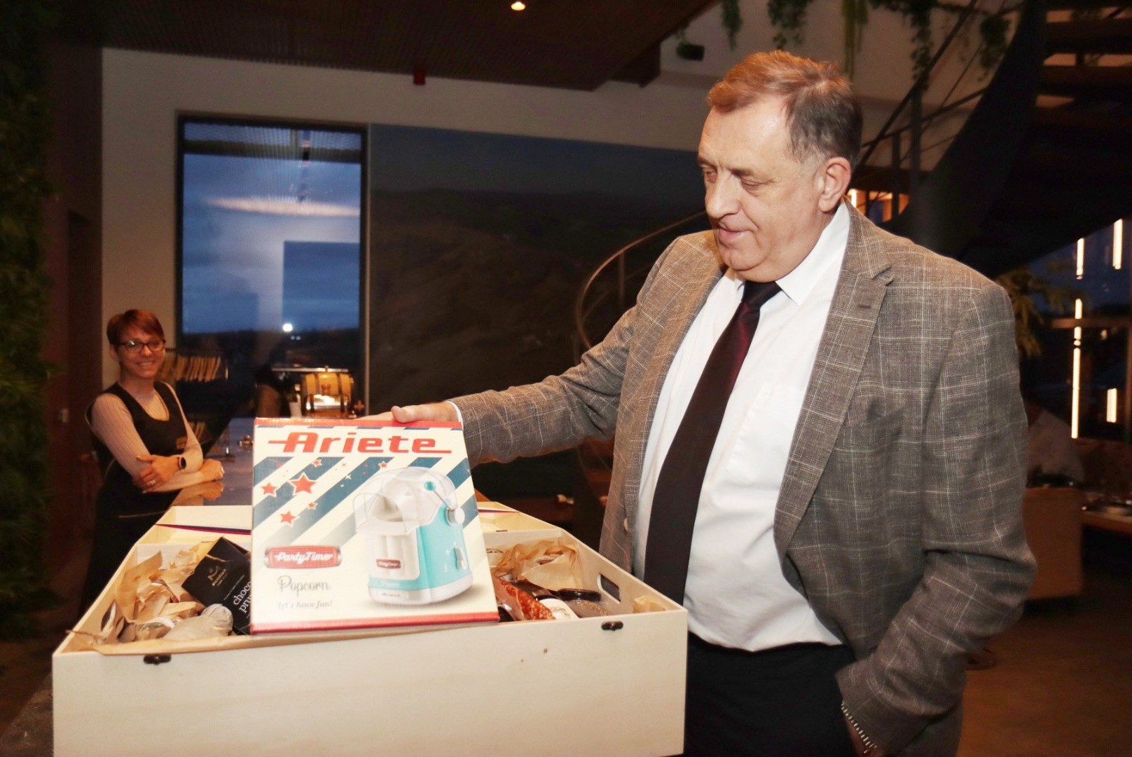 Vučić za rođendan Dodiku poklonio aparat za kokice