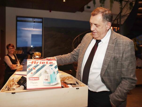 Vučić za rođendan Dodiku poklonio aparat za kokice