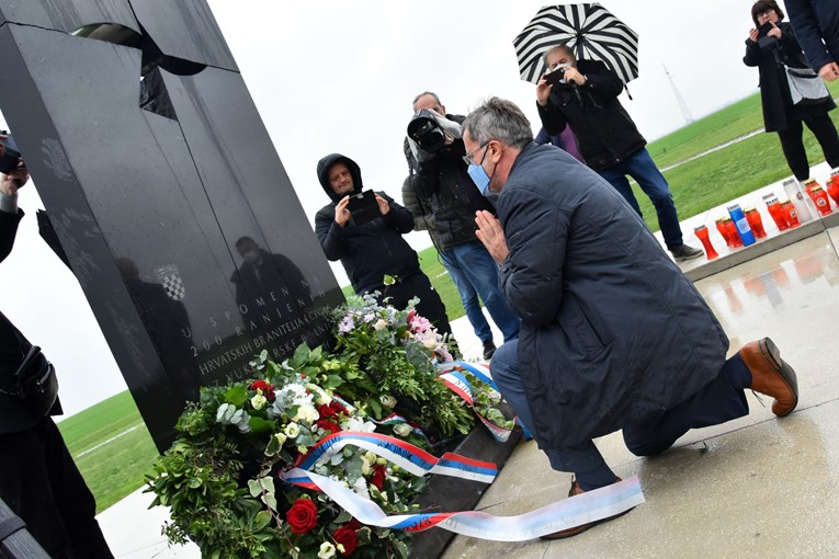 Vučićev izaslanik kleknuo pred spomenikom u Ovčari