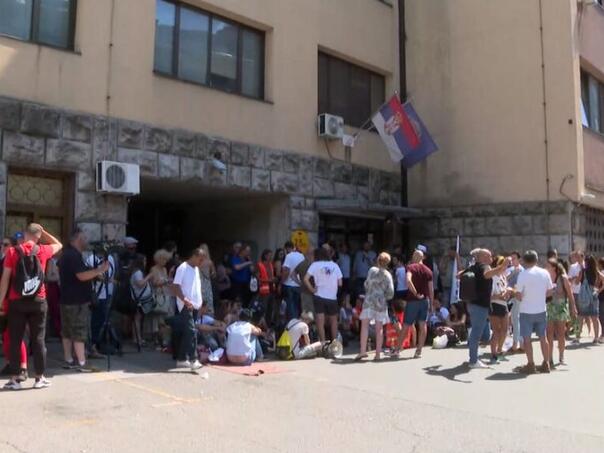 Vučićev režim guši proteste: Uhapšeni aktivisti ostaju u zatvoru