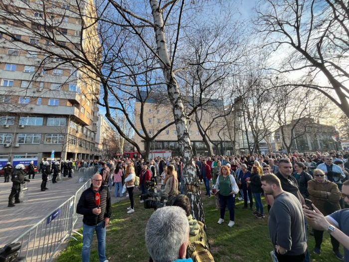 Vučićevci došli na skup u Niš, ljudi ih gađaju jajima: "Ubice, ubice"