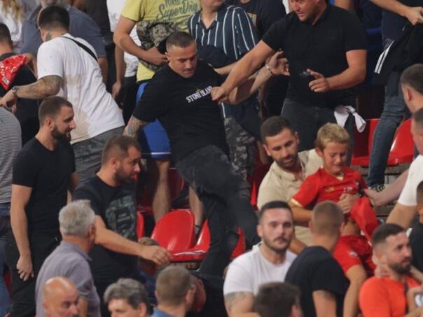 Vučićevi "batinaši" tukli ljude na utakmici Srbija-Engleska