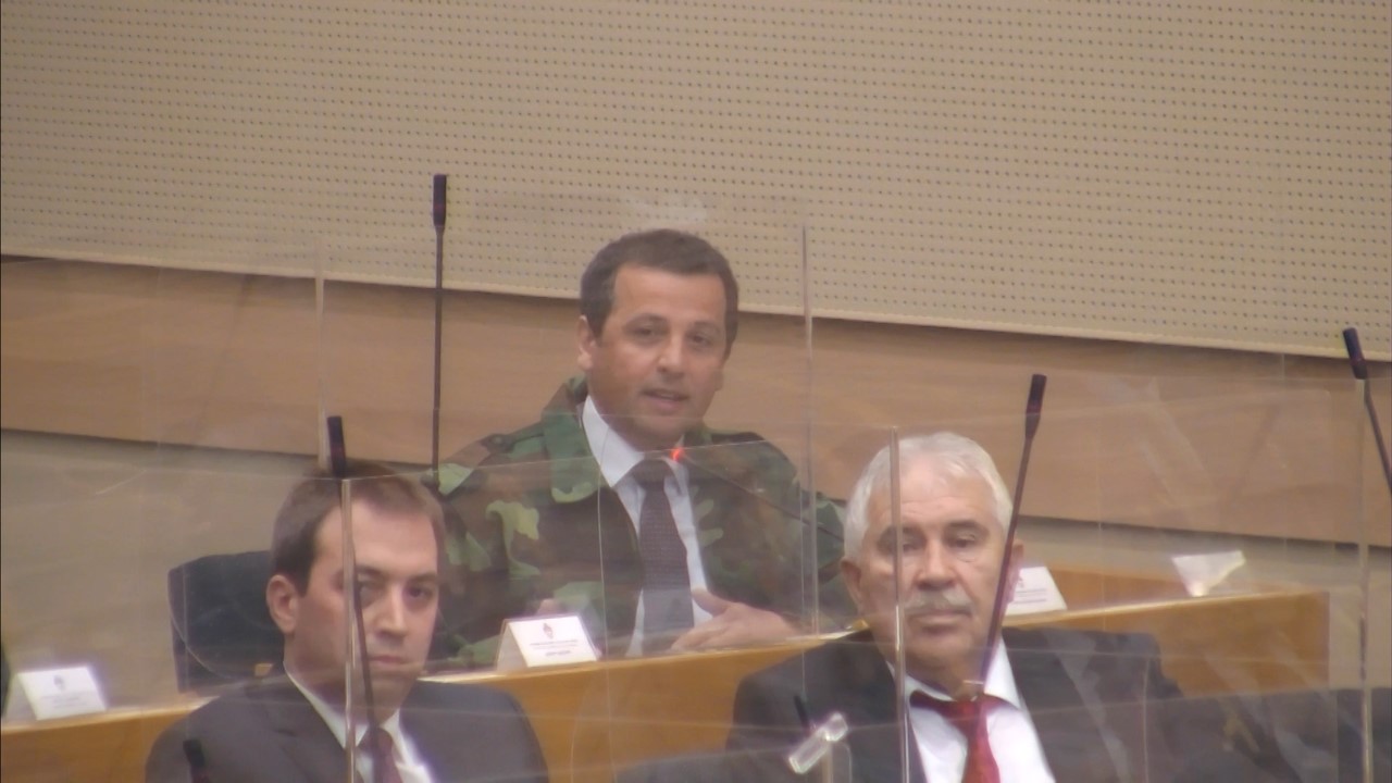 Vukanović na sjednicu došao u uniformi: Istaknite bijelu zastavu ispred Vlade