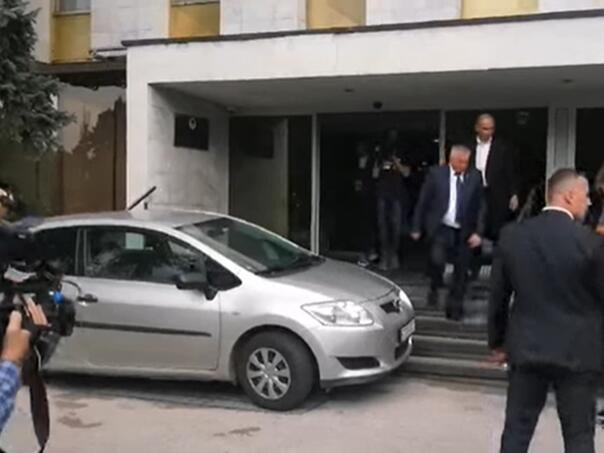 Vukanović parkirao auto ispred ulaza u Narodnu skupštinu