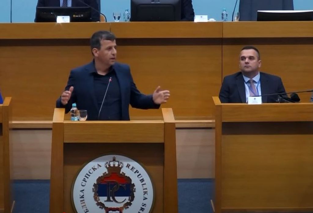 Vukanović se obrušio na Dodika: Ko mi je zapalio auto? 