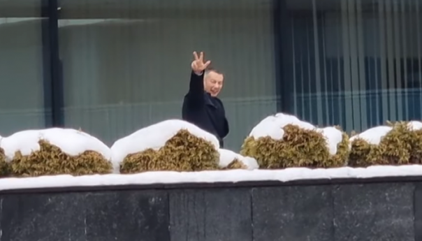 Vukanović snimio Nešića: Ispred Parlamenta digao tri prsta