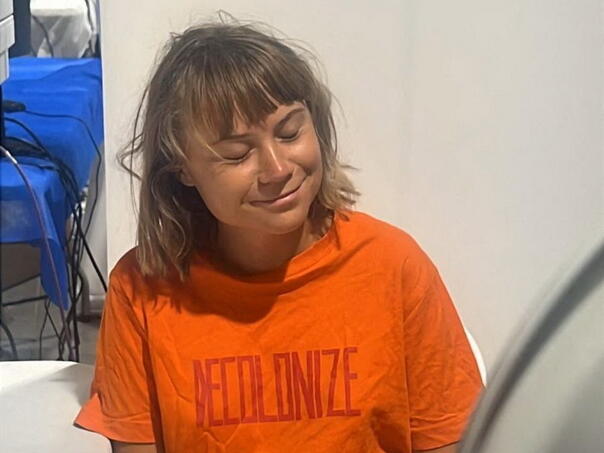 Vukli su Gretu Thunberg za kosu i tjerali je da ljubi izraelsku zastavu