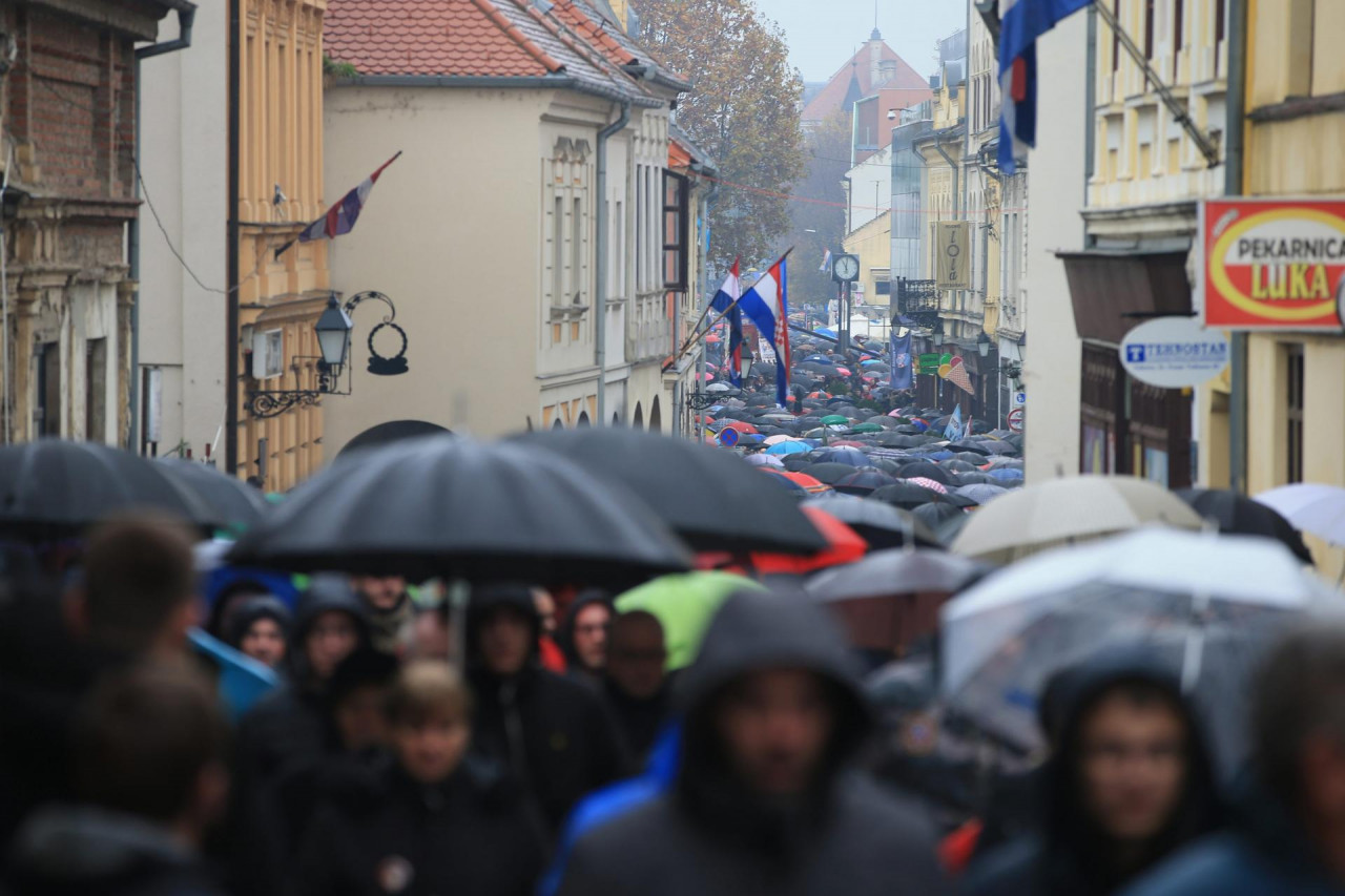 Vukovar: U koloni sjećanja hiljade ljudi