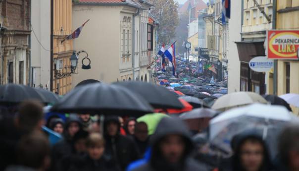 Vukovar: U koloni sjećanja hiljade ljudi