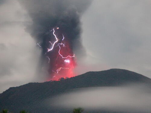 Vulkan Ibu u Indoneziji eruptirao dva puta izbacujući usijanu lavu