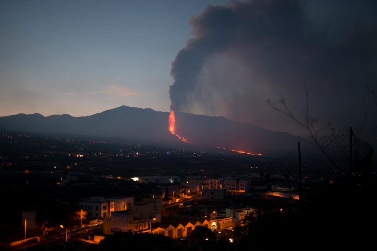 Vulkan na La Palmi nastavlja eruptirati, progutao još kuća