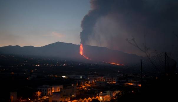 Vulkan na La Palmi nastavlja eruptirati, progutao još kuća