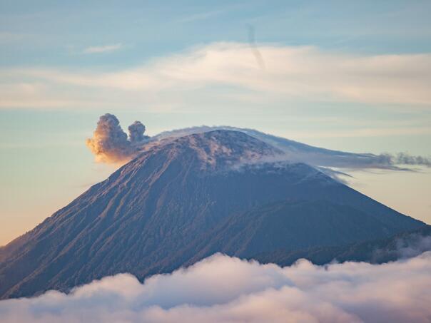 Vulkan Semeru u Indoneziji eruptirao pet puta u jednom danu