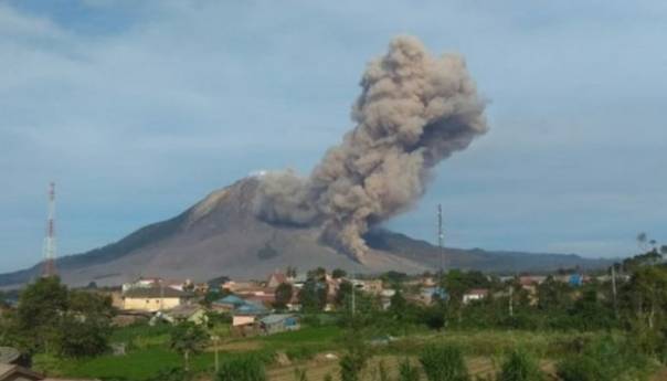 Vulkan Sinabung izbacio užarene gasove i pepeo u novoj erupciji
