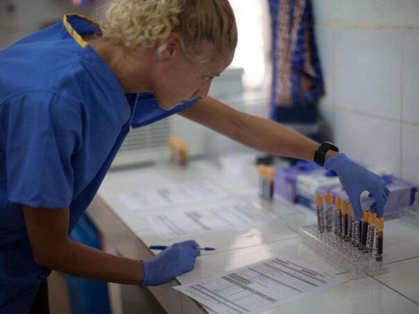 WHO: 75 zdravstvenih radnika zaraženo ebolom u Africi