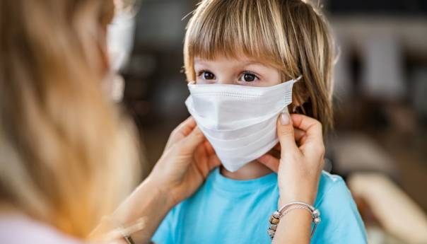 WHO: Sva djeca iznad 11 godina trebala bi nositi maske, čak i u školi