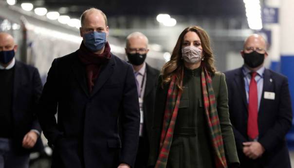 William i Kate vlakom putuju Britanijom i zahvaljuju radnicima na prvim linijama