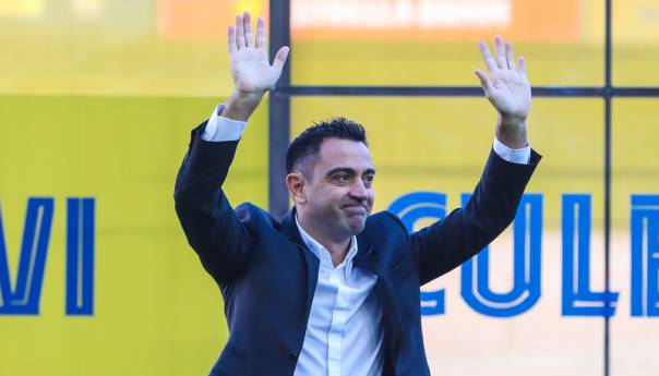 Xavi službeno predstavljen pred 25.000 navijača Barce