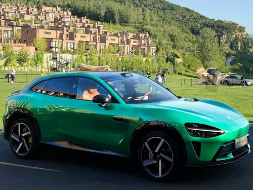 Xiaomi predstavio novi luksuzni električni automobil jeftiniji od Teslinog