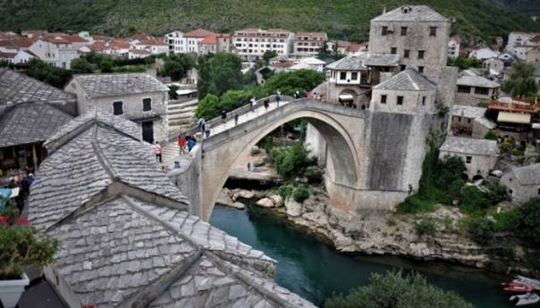 Za Dan državnosti BiH Stari most u bojama zastave BiH
