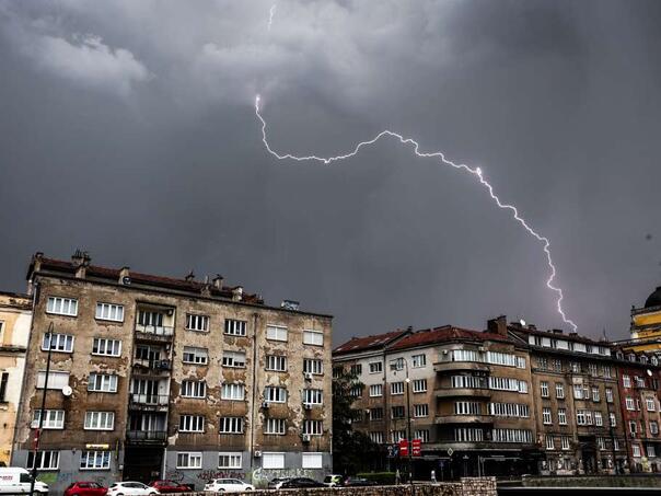 Za danas izdato narandžasto upozorenje zbog obilnih padavina, grmljavine i jakog vjetra