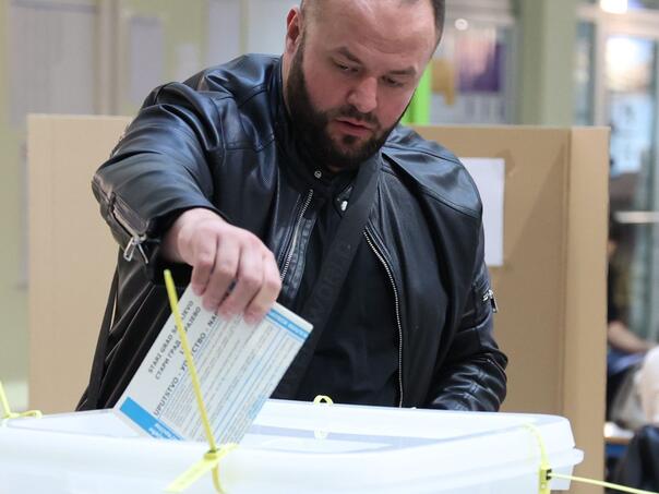 Zabilježeni novi incidenti u RS-u: Napadi, slikanje listića, pocijepan birački spisak...