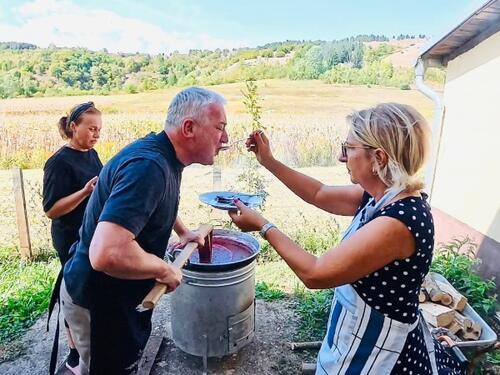 Zaboravite na politiku, stigle su šljive: Branislav Borenović i Mira Pekić zasukali rukave