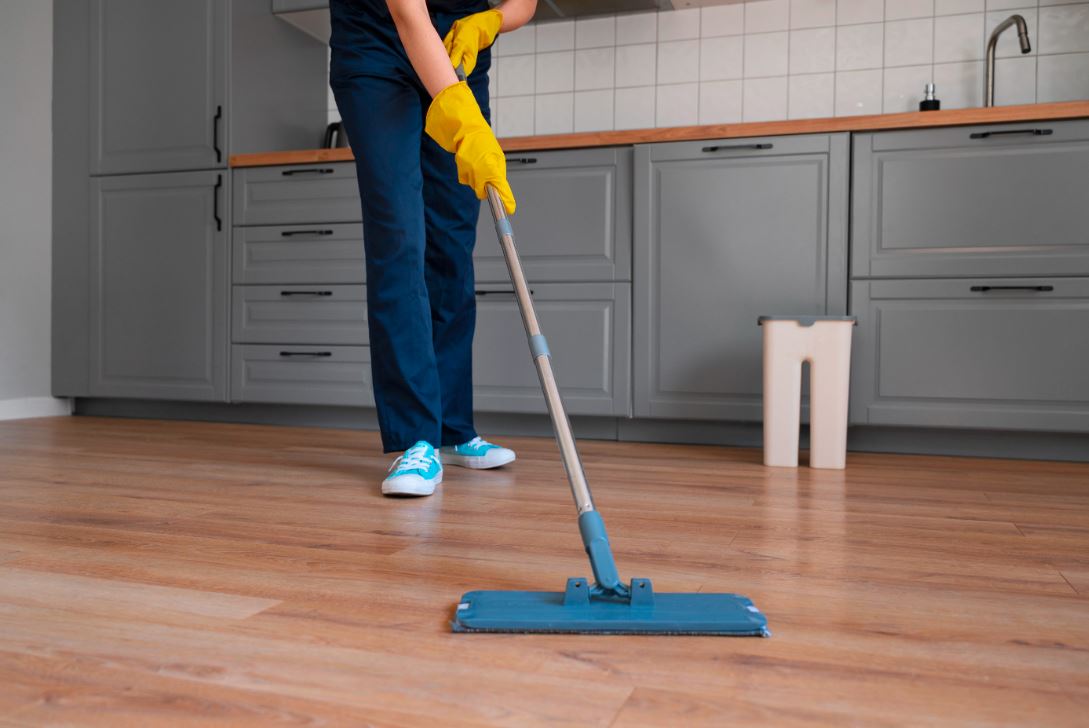 Zaboravite skupa sredstva: Ova mješavina vraća sjaj drvenim podovima