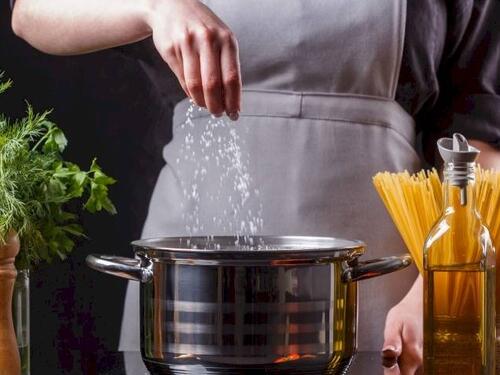 Začin koji koristimo svaki dan povećava rizik od raka želuca za 40%