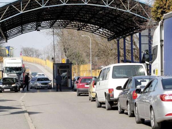 Zadržavanja na granici do 30 minuta, ali brojna ograničenja na cestama