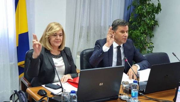 Zaduženost FBiH po glavi stanovnika duplo manja nego RS