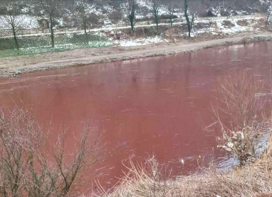 Zagađena rijeka Bosna obojena crvenom bojom